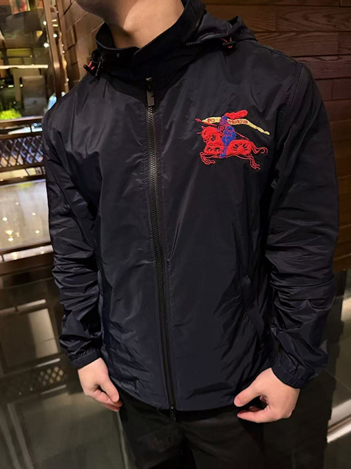 バーバリーコピー 騎士の刺繍入りフード収納ジャケット