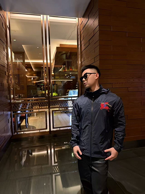 バーバリーコピー 騎士の刺繍入りフード収納ジャケット