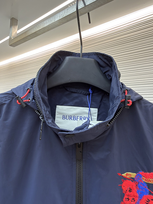 バーバリーコピー 騎士の刺繍入りフード収納ジャケット