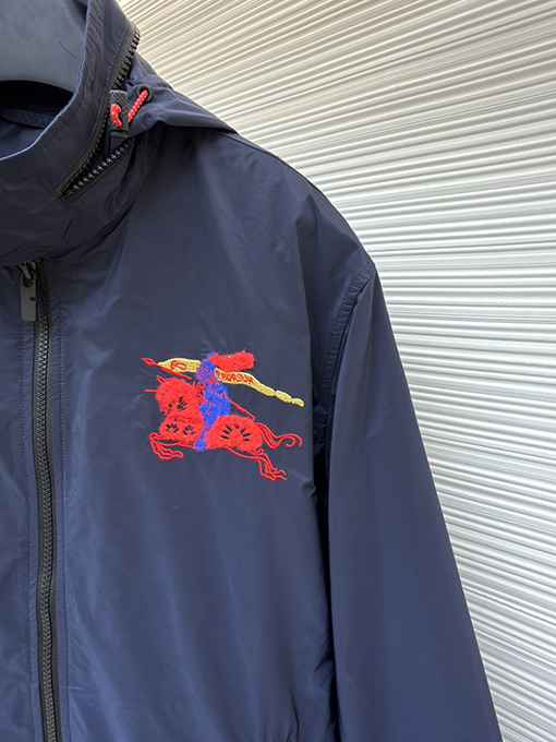 バーバリーコピー 騎士の刺繍入りフード収納ジャケット