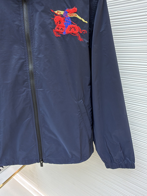 バーバリーコピー 騎士の刺繍入りフード収納ジャケット