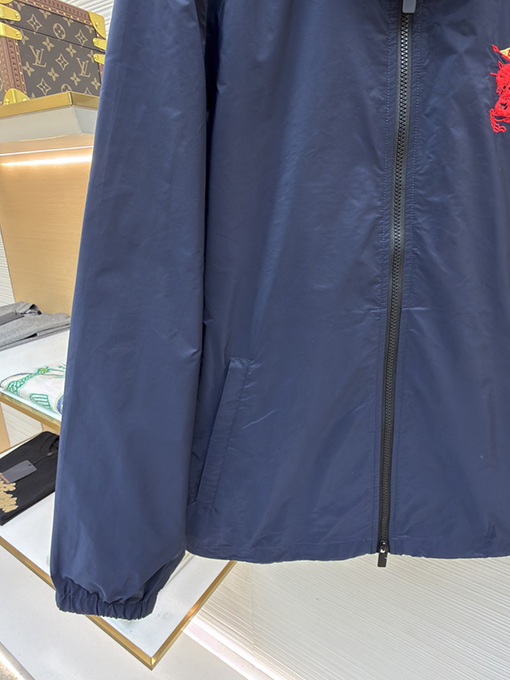 バーバリーコピー 騎士の刺繍入りフード収納ジャケット