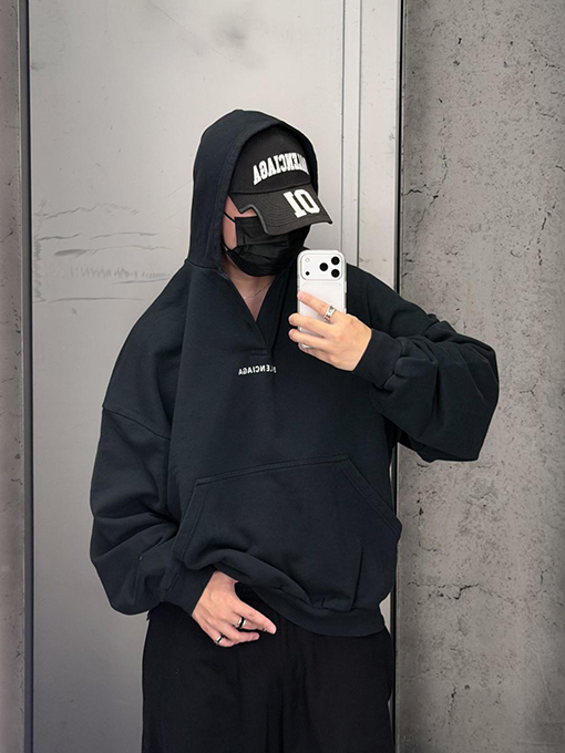 バレンシアガ Balenciaga 刺繍ロゴ入りパーカー