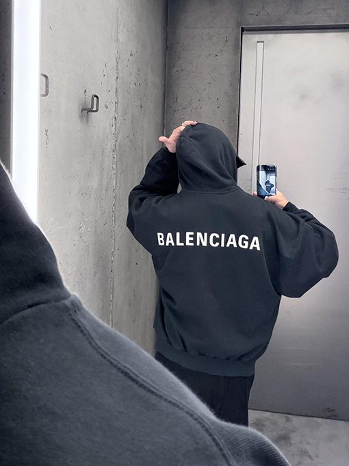 バレンシアガ Balenciaga 刺繍ロゴ入りパーカー