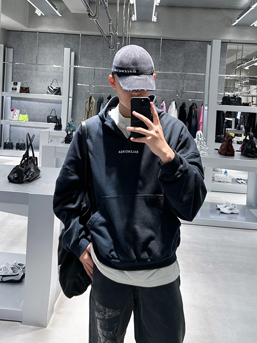 バレンシアガ Balenciaga 刺繍ロゴ入りパーカー