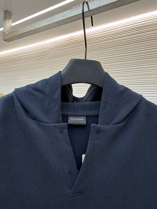 バレンシアガ Balenciaga 刺繍ロゴ入りパーカー