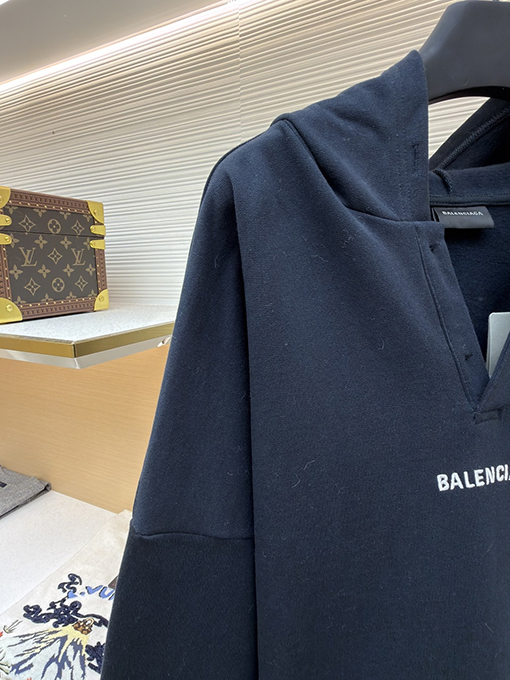 バレンシアガ Balenciaga 刺繍ロゴ入りパーカー