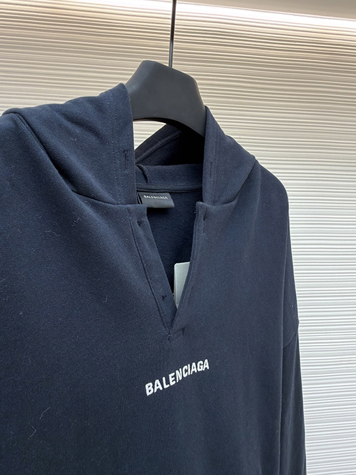 バレンシアガ Balenciaga 刺繍ロゴ入りパーカー