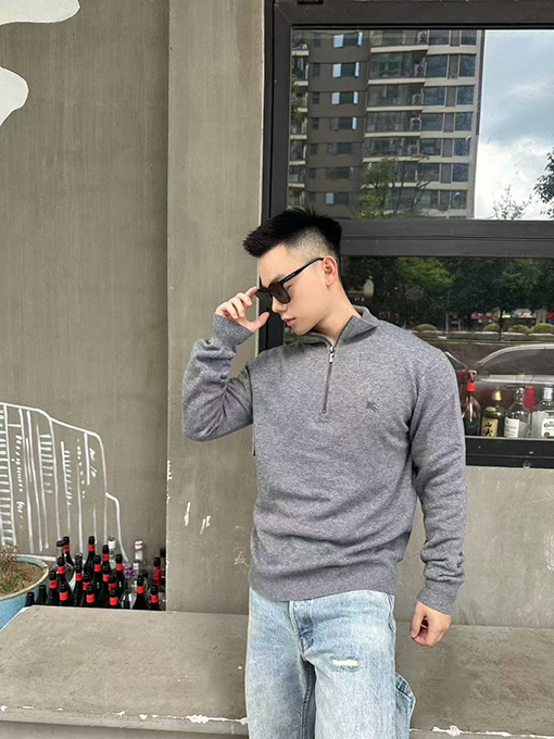 バーバリー 刺繍入りハーフジップタートルネックセーター