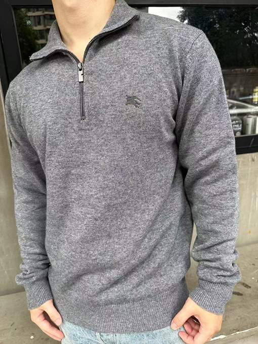 バーバリー 刺繍入りハーフジップタートルネックセーター