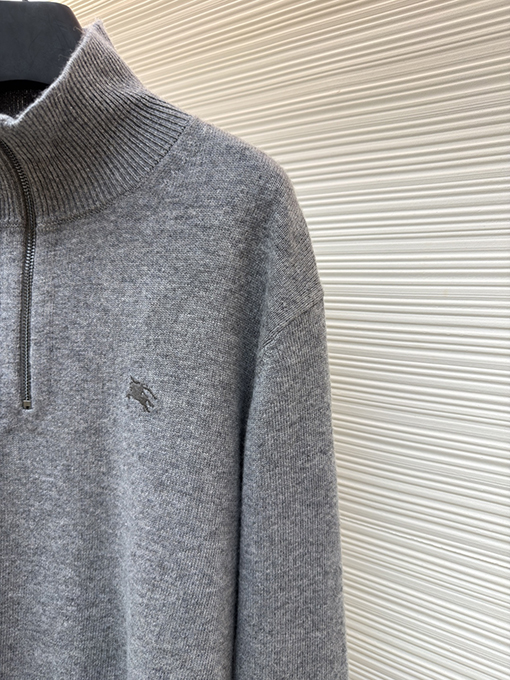 バーバリー 刺繍入りハーフジップタートルネックセーター