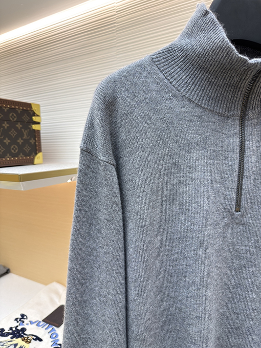 バーバリー 刺繍入りハーフジップタートルネックセーター