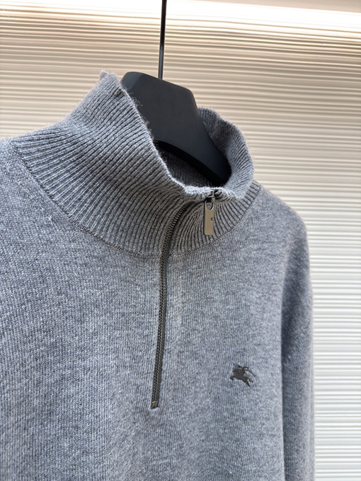 バーバリー 刺繍入りハーフジップタートルネックセーター