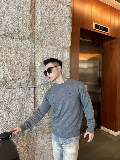 バーバリー 刺繍入りラウンドネックニットセーター