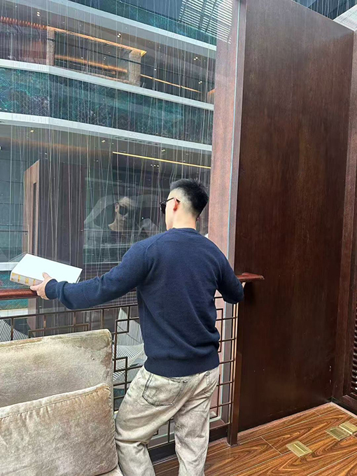 バーバリー 刺繍入りラウンドネックニットセーター