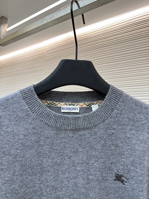 バーバリー 刺繍入りラウンドネックニットセーター