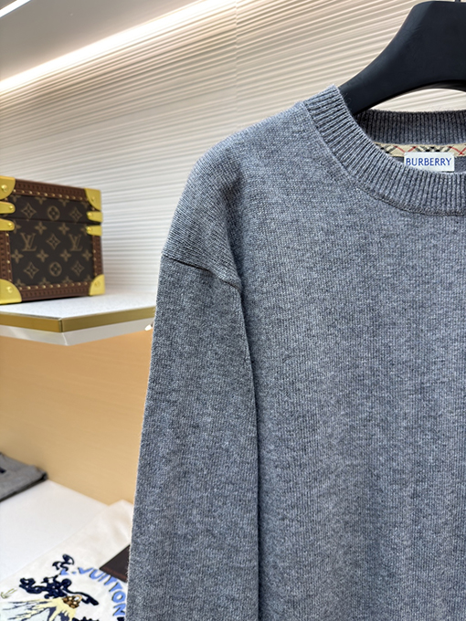 バーバリー 刺繍入りラウンドネックニットセーター