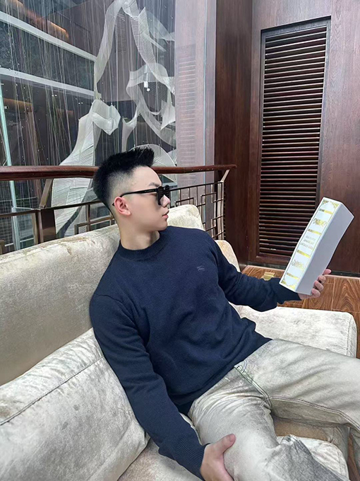 バーバリー 刺繍入りラウンドネックニットセーター