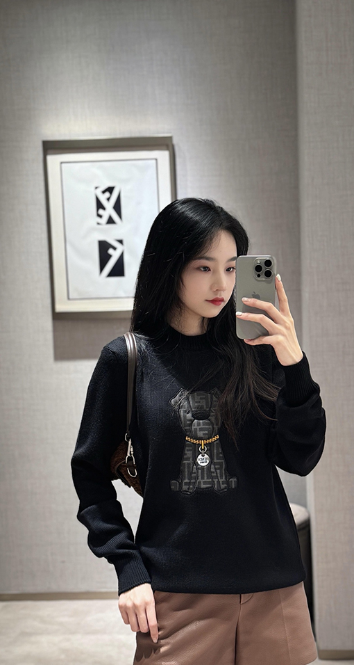 フェンディ 子犬のアップリケ刺繍ロゴ入りニットセーター