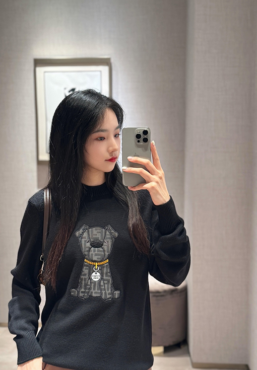 フェンディ 子犬のアップリケ刺繍ロゴ入りニットセーター