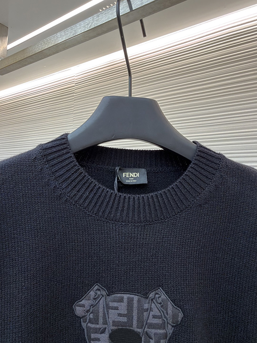 フェンディ 子犬のアップリケ刺繍ロゴ入りニットセーター