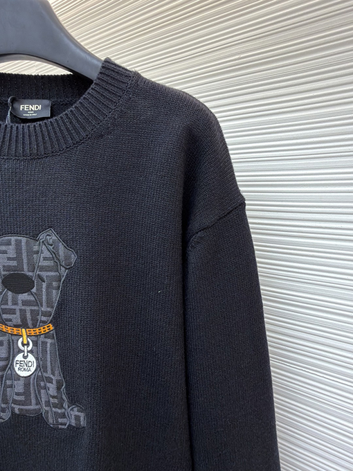 フェンディ 子犬のアップリケ刺繍ロゴ入りニットセーター