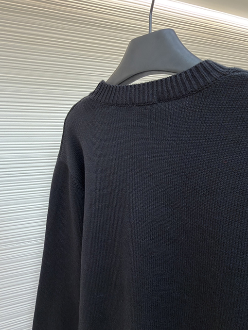 フェンディ 子犬のアップリケ刺繍ロゴ入りニットセーター