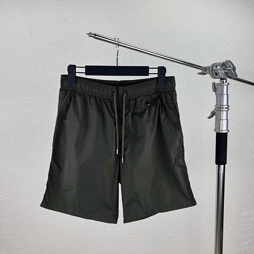 モンクレール バックポケットにマイクロラベルが付いたショートパンツ