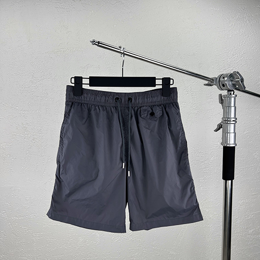 モンクレール バックポケットにマイクロラベルが付いたショートパンツ