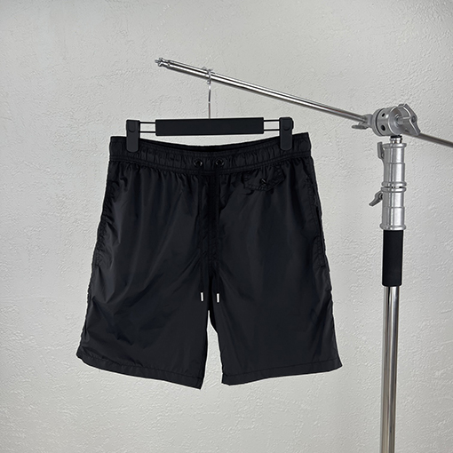 モンクレール バックポケットにマイクロラベルが付いたショートパンツ