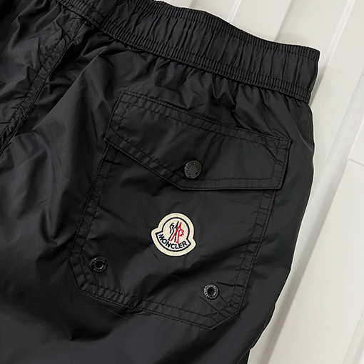 モンクレール バックポケットにマイクロラベルが付いたショートパンツ