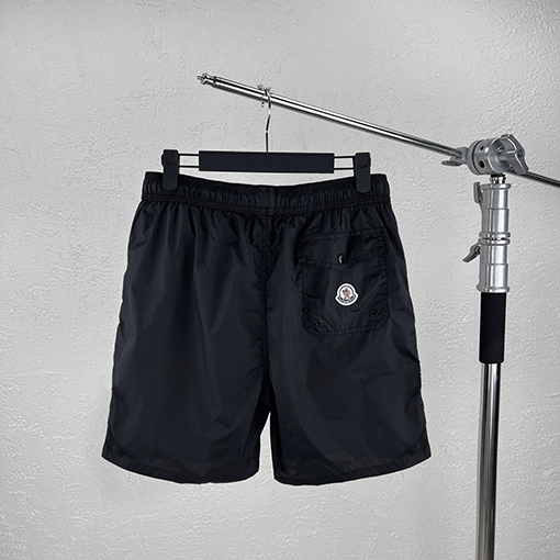 モンクレール バックポケットにマイクロラベルが付いたショートパンツ