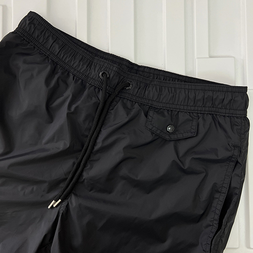 モンクレール バックポケットにマイクロラベルが付いたショートパンツ