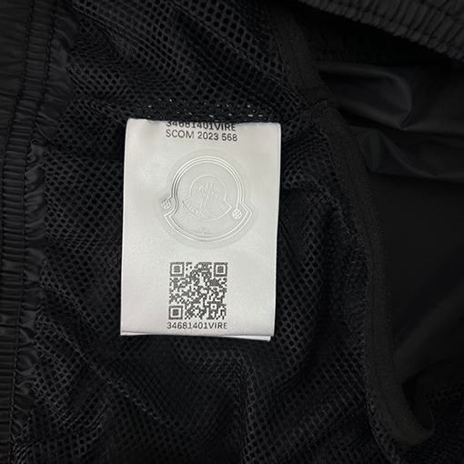 モンクレール バックポケットにマイクロラベルが付いたショートパンツ