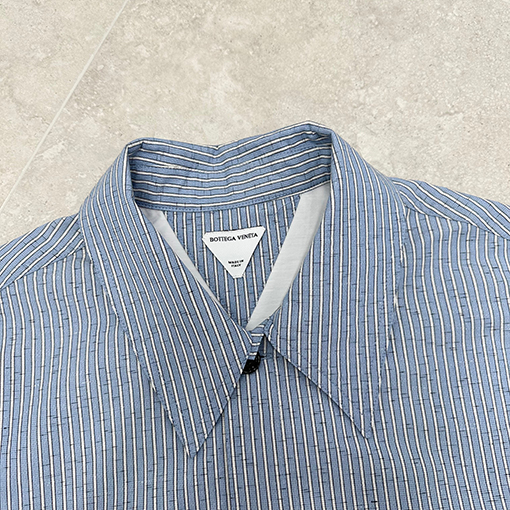 ボッテガヴェネタ 青いストライプの半袖シャツ