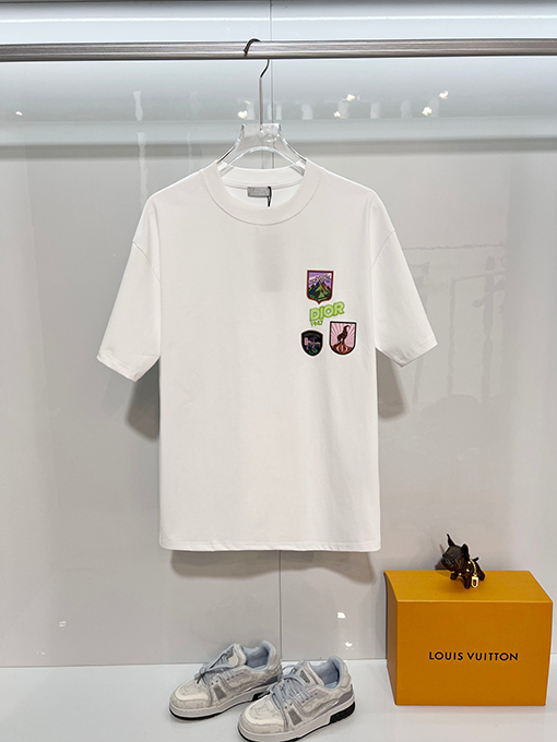 ディオールコピー 緑の1947バッジCDの刺繍ロゴ入り半袖Tシャツ