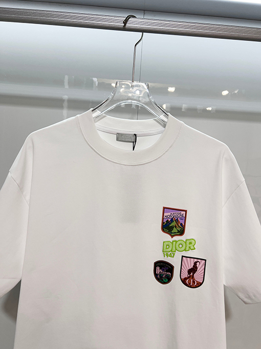 ディオールコピー 緑の1947バッジCDの刺繍ロゴ入り半袖Tシャツ