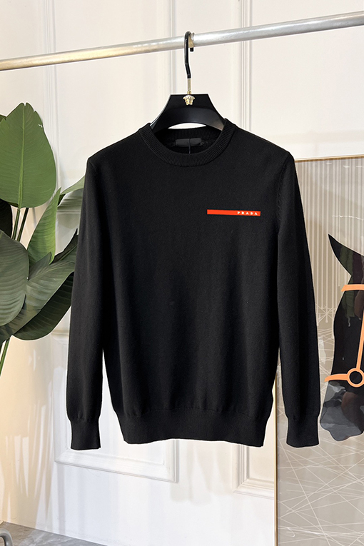 プラダ 新モデルロゴ入りクルーネックセーター