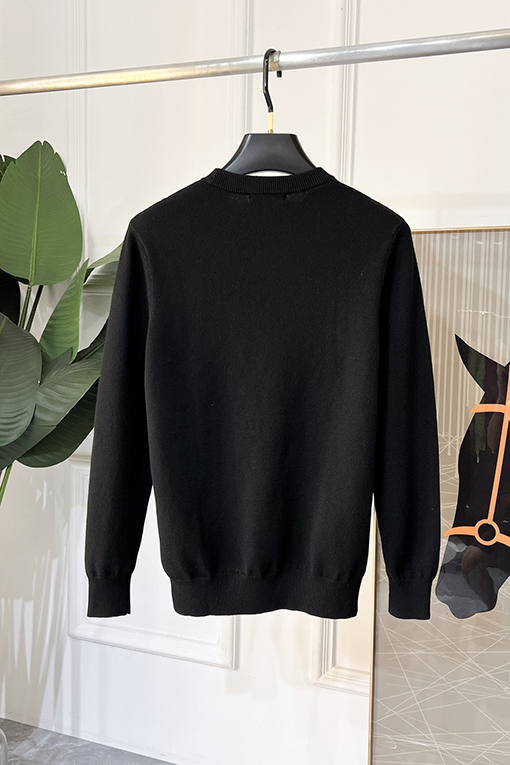 プラダ 新モデルロゴ入りクルーネックセーター