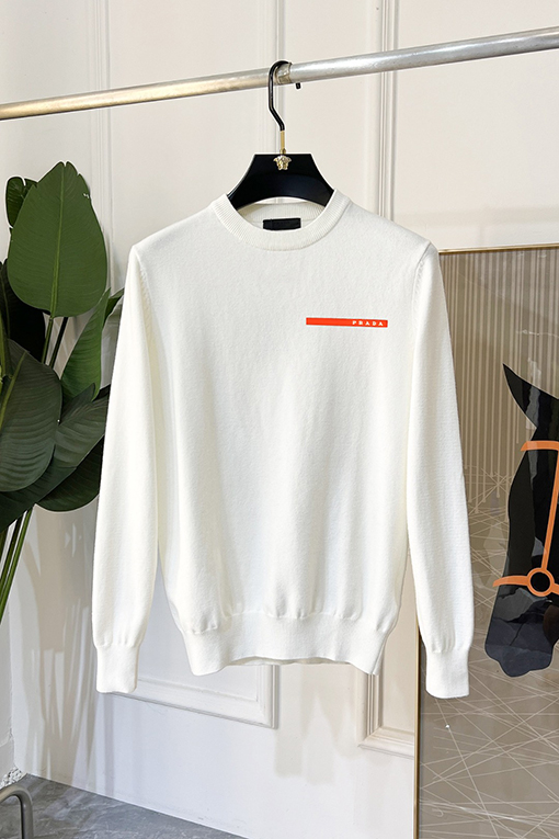 プラダ 新モデルロゴ入りクルーネックセーター