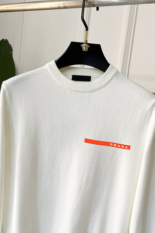 プラダ 新モデルロゴ入りクルーネックセーター