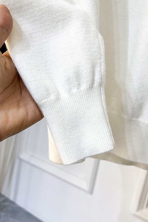 プラダ 新モデルロゴ入りクルーネックセーター