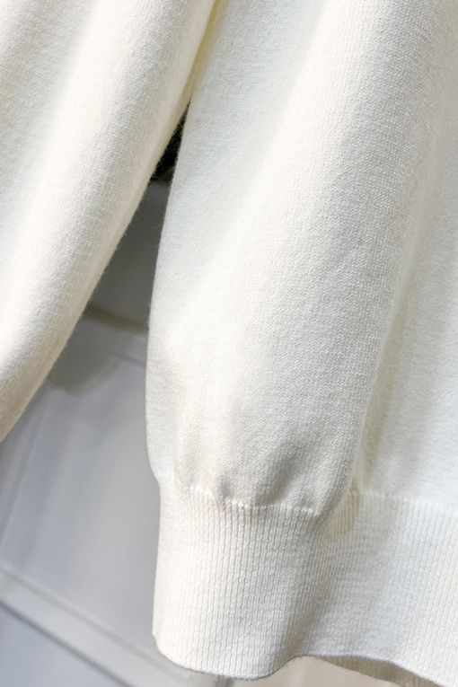 プラダ 新モデルロゴ入りクルーネックセーター