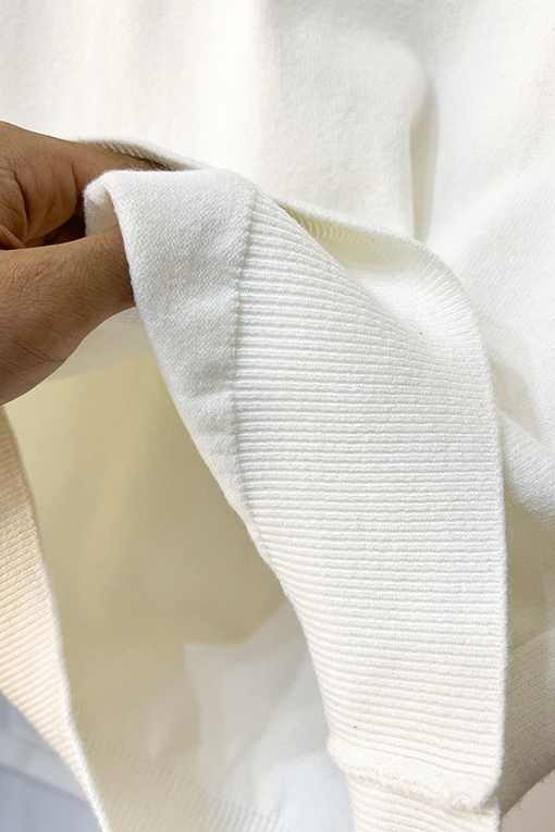 プラダ 新モデルロゴ入りクルーネックセーター