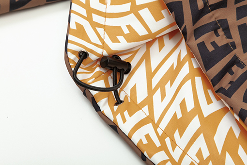 フェンディ 秋と冬にぴっ両面たりのリバーシブルパッチワークジャケット