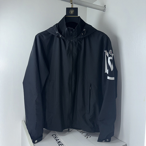 モンクレール 新しいジャケット／ウィンドブレーカー