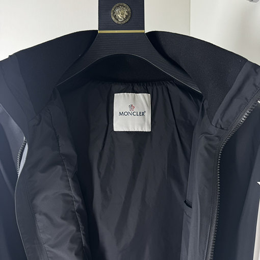 モンクレール 新しいジャケット／ウィンドブレーカー
