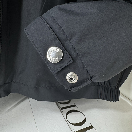 モンクレール 新しいジャケット／ウィンドブレーカー