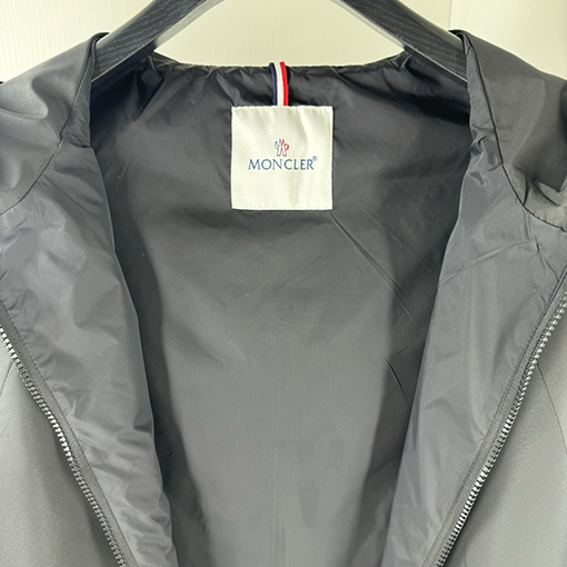 モンクレール MONCLER 黒と白のカラーブロックトレンチコートフード付きジャケット