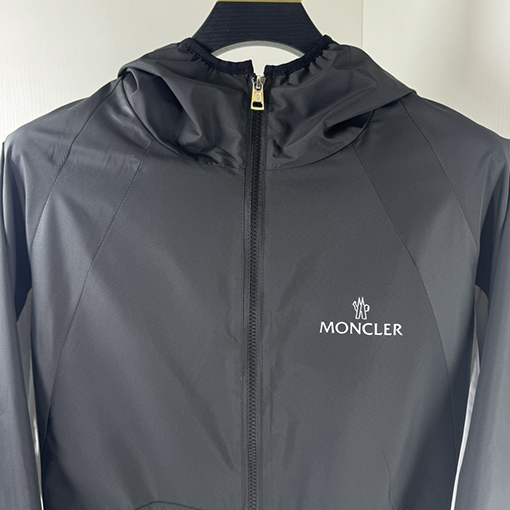 モンクレール MONCLER 黒と白のカラーブロックトレンチコートフード付きジャケット